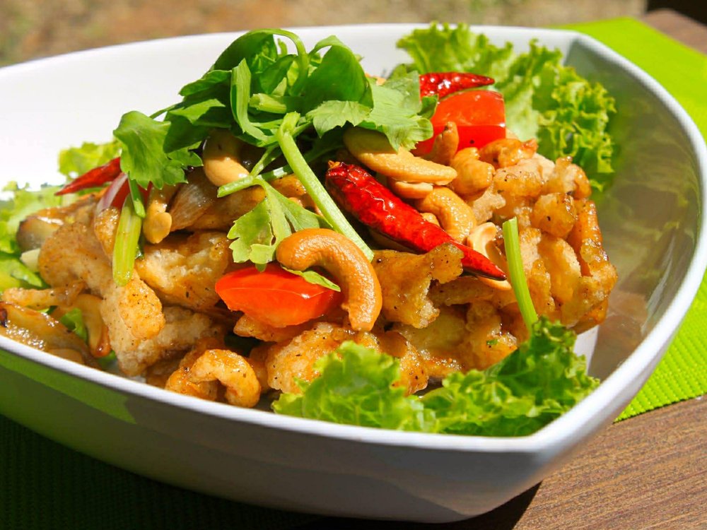 ไก่ผัดเม็ดมะม่วงหิมพานต์ ร้านอาหารใบเตย กระบี่