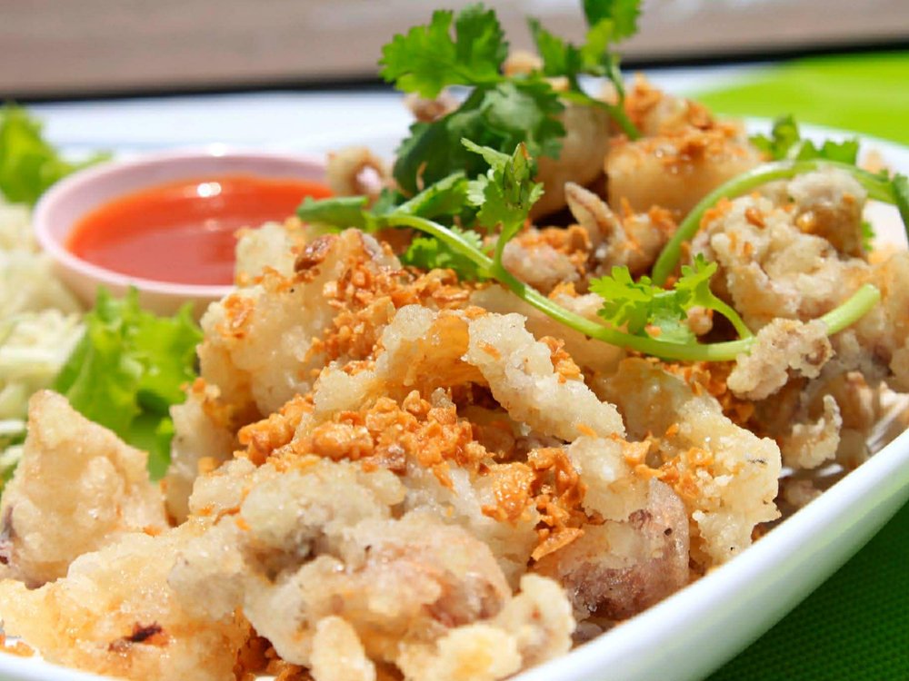 ปลาหมึกไข่ทอดกระเทียม ร้านอาหารใบเตย กระบี่