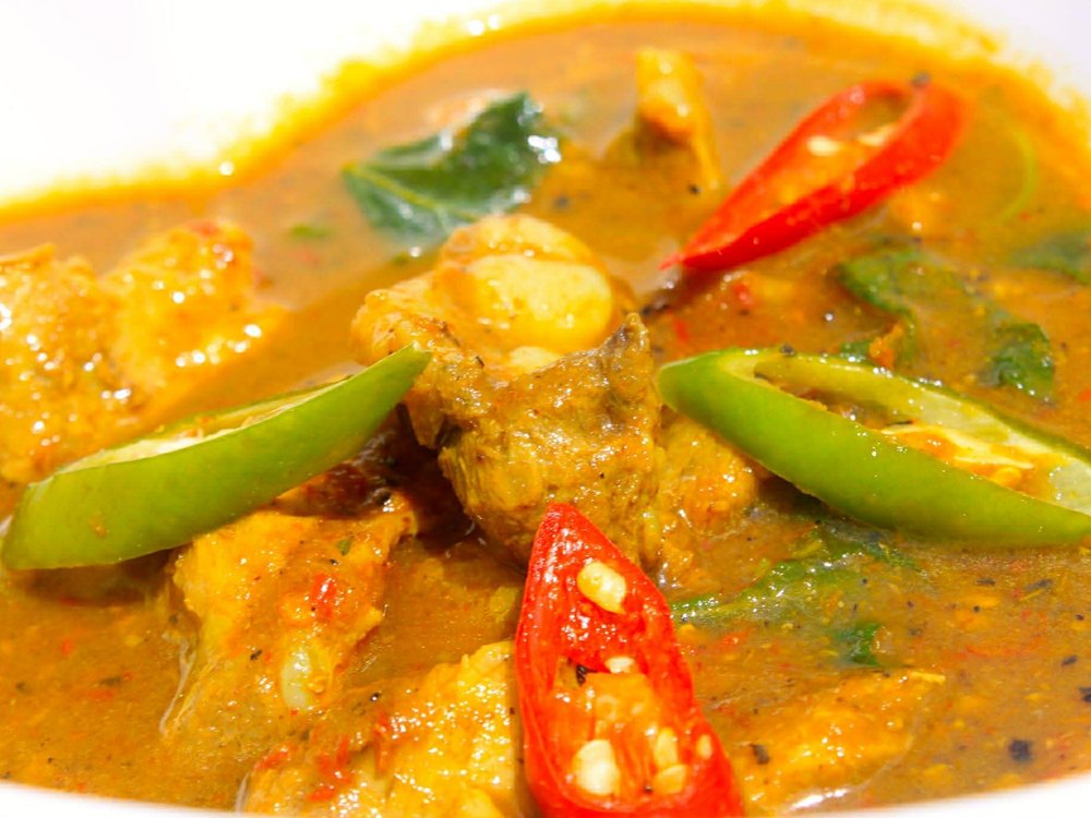 ผัดเผ็ดหมู ร้านอาหารใบเตย กระบี่