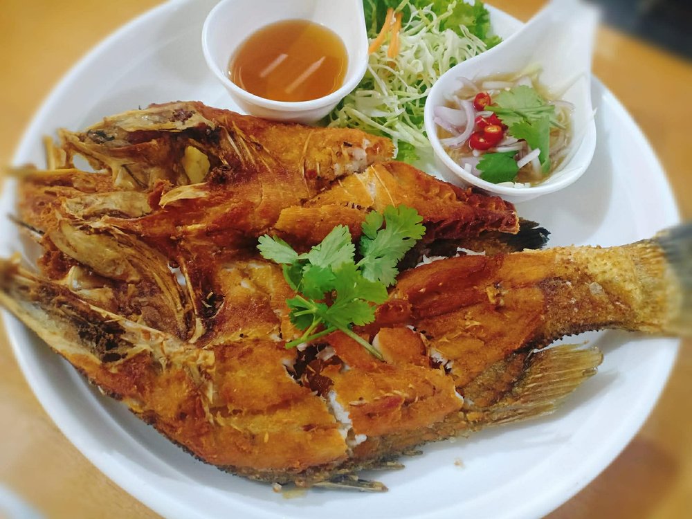 ปลากระพงทอดน้ำปลา ร้านอาหารใบเตย กระบี่